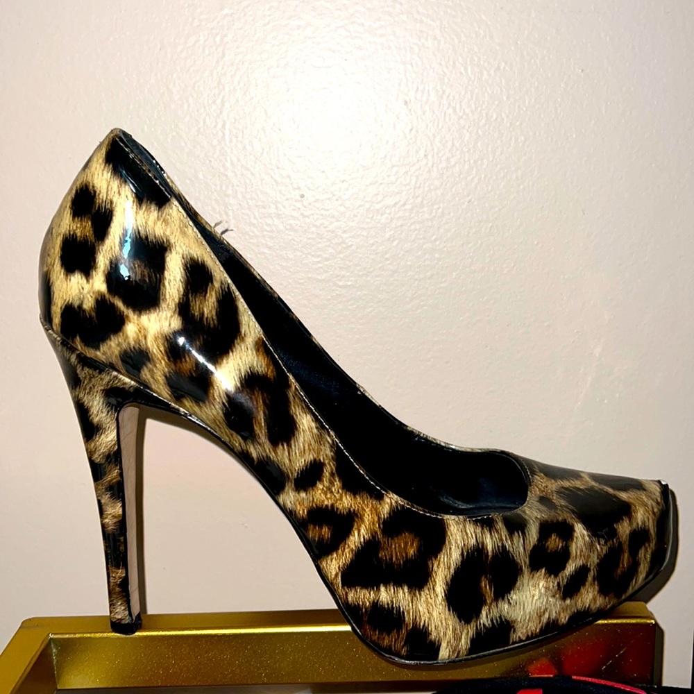 Size 10 leopard print pumps.